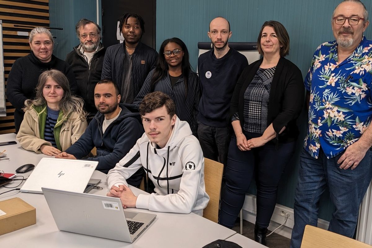 Des demandeurs d'emplois se forment au métier de développeur web à ...