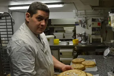 Un artisan pâtissier transmet les secrets de fabrication d’une spécialité renommée de la ville
