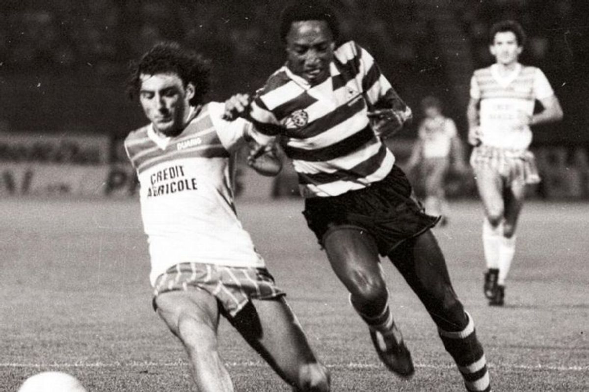 rare fanion ) AJA AUXERRE V SPORTING LISBOA * Coupe UEFA 1984/85 1ere