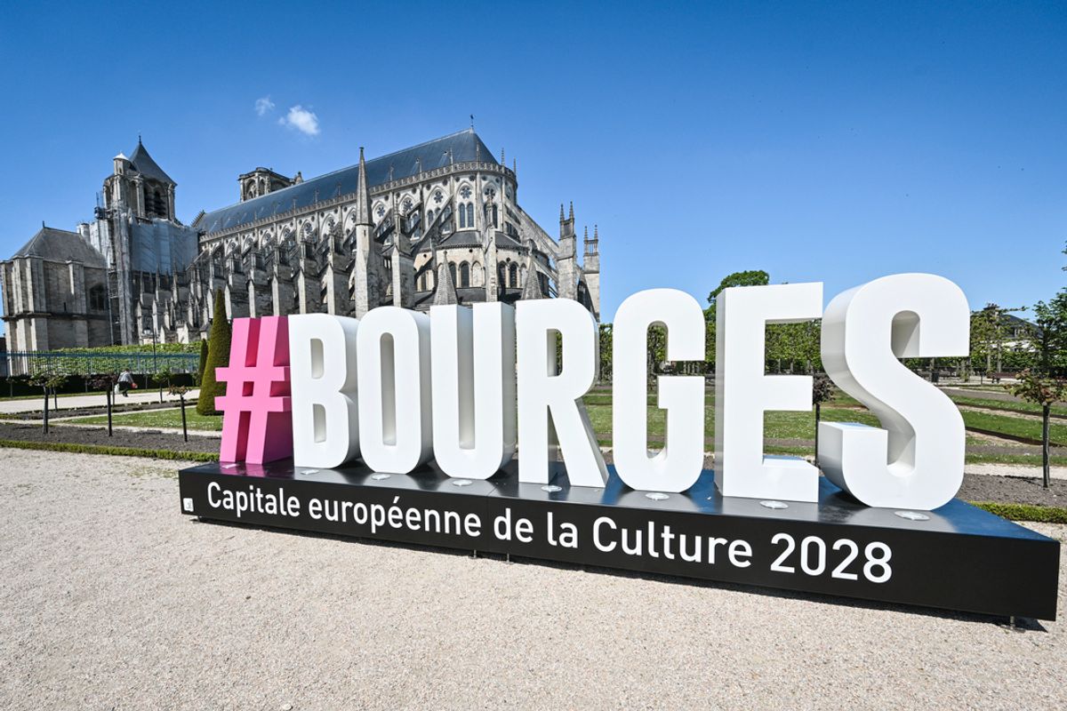 Id al Pour Des Photos Devant La Cath drale Bourges 2028 S affiche En id-al-pour-des-photos-devant-la-cath-drale-bourges-2028-s-affiche-en
