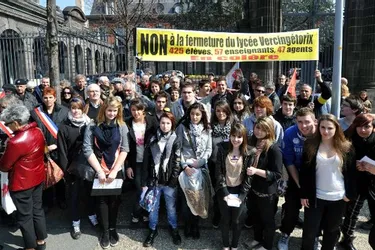 Le collectif des personnels du lycée professionnel de Romagnat manifeste devant le rectorat