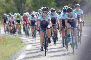 Un mois avant les hommes, un peloton cycliste féminin défie les routes du Tour de France