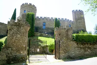 Spectacle en plein air au château de Chouvigny (Allier)