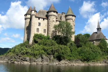 Posé sur des eaux calmes et limpides, le château de Val semble défier le temps