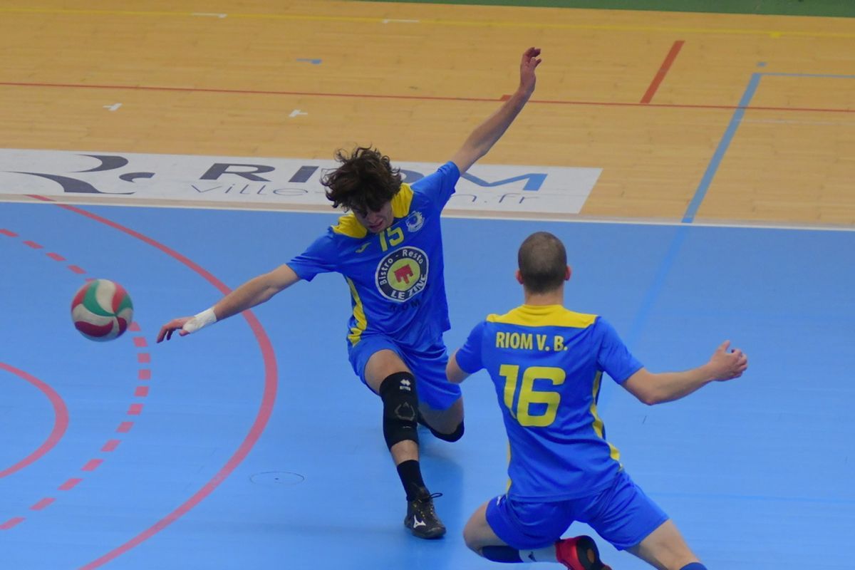 Le Riom VB tombe face au leader Patriote Entrain Saint-Denis (0-3) - La ...