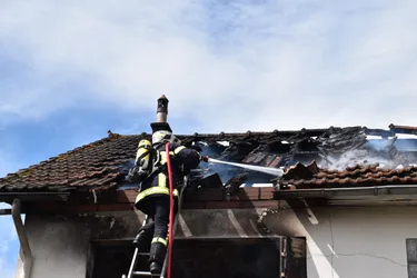 Une maison détruite par le feu à Naucelles (Cantal), son propriétaire légèrement intoxiqué