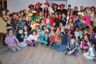 Les enfants de tous les centres de loisirs réunis pour Carnaval