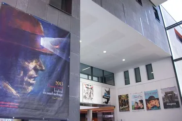 Des affiches dans le hall du CHU Estaing