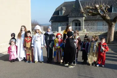 Les enfants de l’école fêtent Carnaval