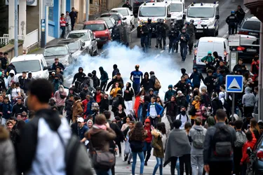 Cinq interpellations à Riom et à Clermont-Ferrand (Puy-de-Dôme) en marge de la mobilisation lycéenne
