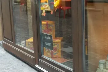 Les commerçants aurillacois affichent leur solidarité avec les victimes de l'attentat contre Charlie Hebdo