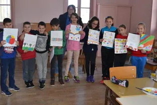 Les écoliers réalisent un livre des couleurs