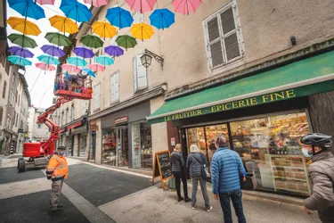 Les parapluies sont de retour dans les rues d'Aurillac (Cantal)