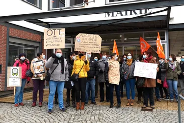 Les salariés de l'Adapei 63 mobilisés pour leurs conditions de travail devant la mairie de Thiers (Puy-de-Dôme)