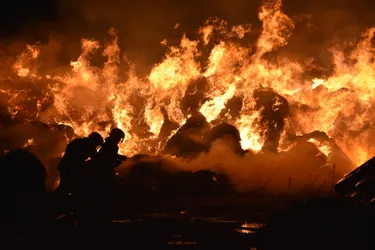 Tout un stock de paille détruit par les flammes à Léotoing (Haute-Loire)