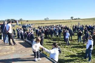 Près de 200 personnes mobilisées contre le projet éolien de Cézens (Cantal)