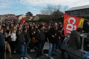 Environ 350 lycéens dans les rues de Vichy contre la loi El Khomri