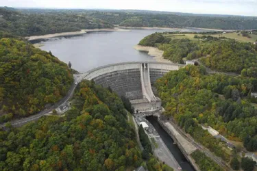 Des travaux sur le barrage de Bort (Corrèze) entraînent un abaissement exceptionnel du niveau du lac et une coupure de la route