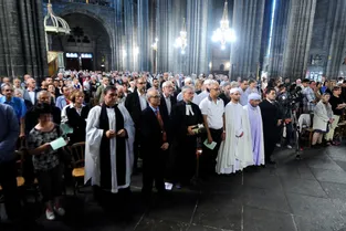 Hommage au père Jacques Hamel à Clermont-Ferrand : catholiques, juifs, protestants et musulmans coude à coude