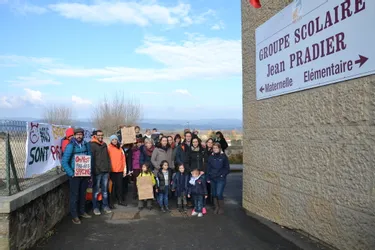 Des banderoles contre la restructuration des écoles de Brioude