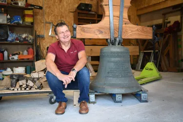 Il maintient la tradition des cloches avec son entreprise d'électrification dans l'Allier