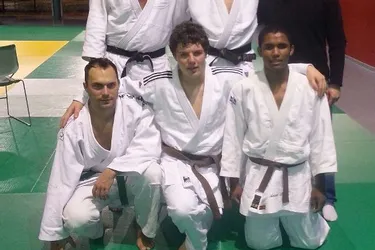 Les judokas seniors sur le podium