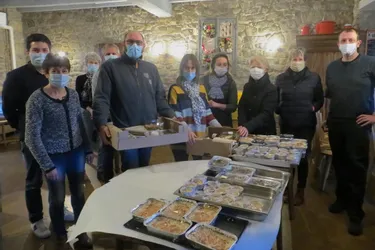 Les élus ont distribué quatre-vingts colis gourmands pour les repas aux aînés