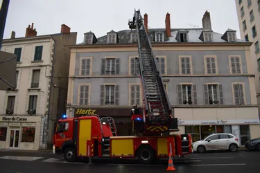 Menace de chutes de briques à Montluçon : les pompiers sécurisent un toit