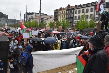 Près de 250 personnes, place de Jaude, à Clermont-Ferrand, en soutien au peuple palestinien
