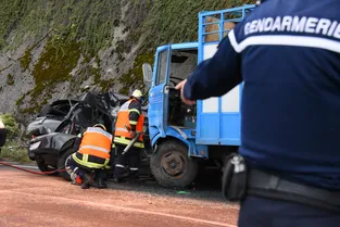 Sa voiture percute une bétaillère sur la RN 122 dans le Cantal : le choc a été fatal au jeune homme