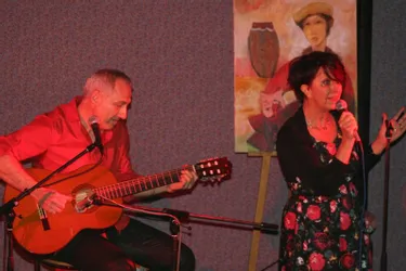 La chanteuse Dominique Fissore et le guitariste Dominique Pezaire se sont produits à La Pléiade