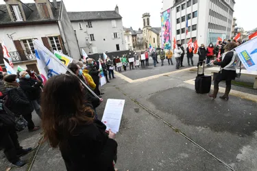 Une centaine de professionnels de l'éducation ont manifesté à Tulle (Corrèze)