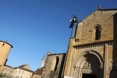Découvrez le spectacle acrobatique de Théo Belot à Saint-Nizier-sous-Charlieu ce dimanche, avec des jongleries en haut d'un mât