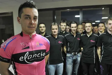 Le Véloce-Club en rose et noir