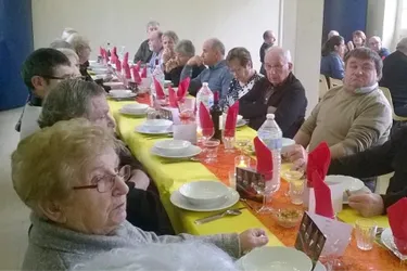 Ambiance festive au repas des aînés