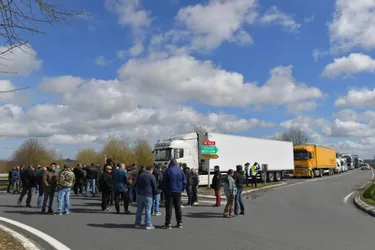 Les salariés de Steva organisent un barrage filtrant à La Croisière, en Creuse, ce jeudi
