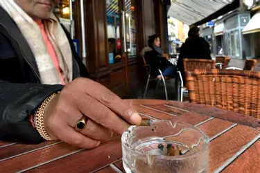Dix ans après l'interdiction de fumer dans les lieux publics, la pilule semble être passée à Aurillac