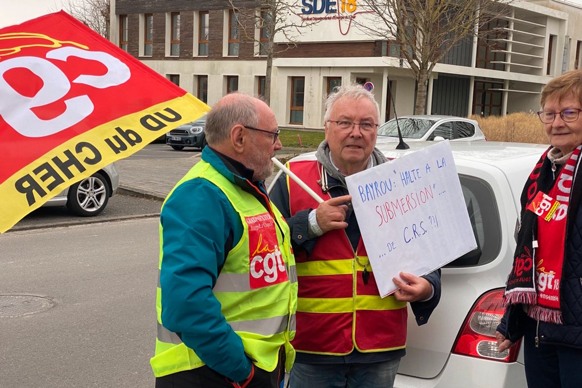 « Des sous pour la paix, pas pour la guerre » : une centaine de personnes ont manifesté ce vendredi, contre l'économie de guerre en marge de la visite de François Bayrou
