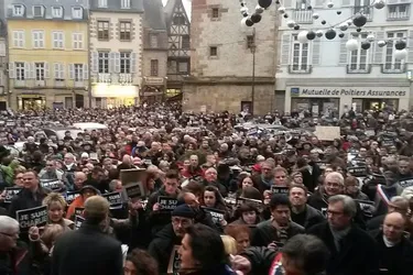 La foule reprend "Je suis Charlie" devant l'hôtel de ville de Moulins