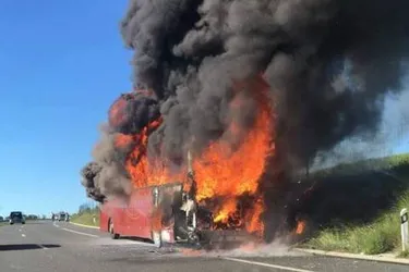 RN 88 fermée à Saint-Maurice-de-Lignon : le pneu éclate, l'autocar en feu