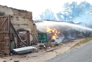 Une ferme et un champ en feu à Saint-Etienne-de-Vicq (Allier)