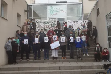 Un rassemblement contre la fermeture de l'internat du collège de Saint-Amant-Roche-Savine (Puy-de-Dôme)