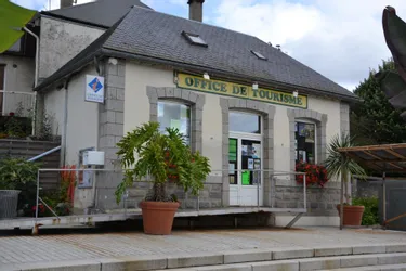 Que trouve-t-on dans un bureau touristique de Haute-Corrèze ?
