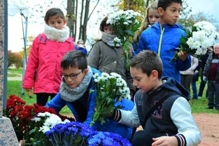 Les enfants ont fleuri le monument aux morts