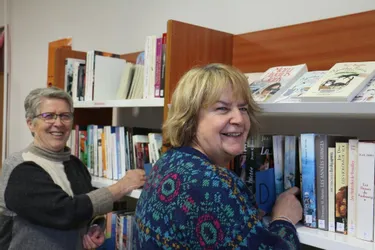 A Champagnac-le-Vieux, au cœur du village, trois bénévoles s’activent à la bibliothèque