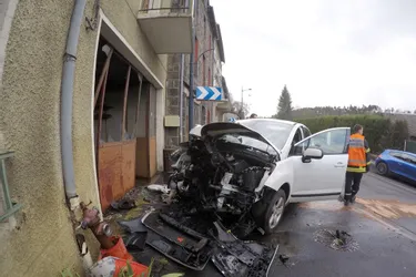 Cantal : la voiture percute un poteau incendie et enfonce la porte d'un atelier
