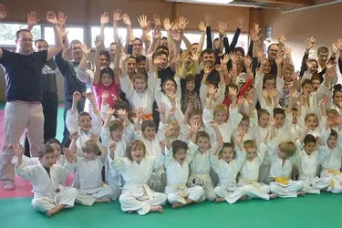 Parents et jeunes judokas sur les tatamis