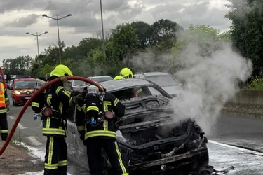 Une voiture en feu à l'entrée de Clermont-Ferrand