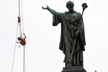 Les pompiers grimpent à la corde pour la bonne cause à Clermont-Ferrand