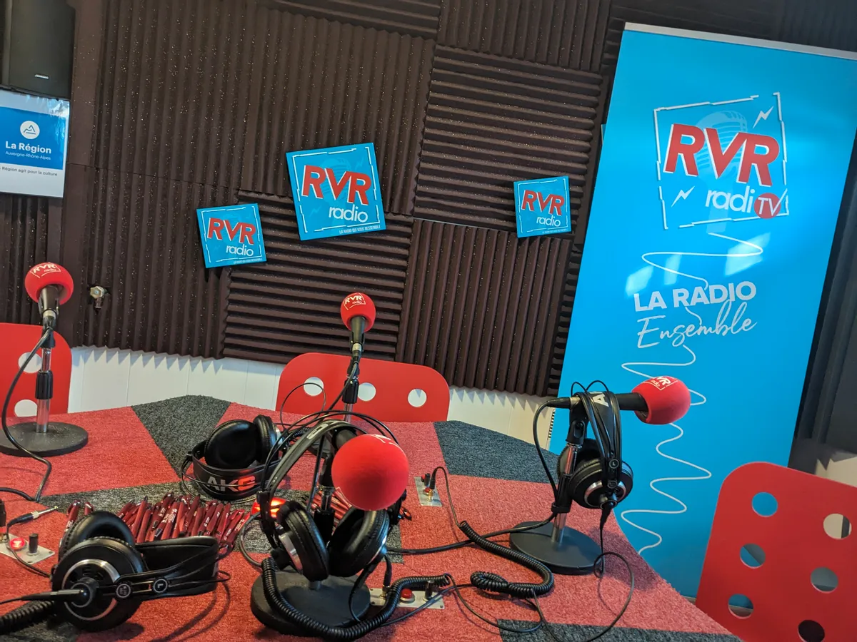 La radio RVR fête les 10 ans de son studio roannais en ouvrant ses ...